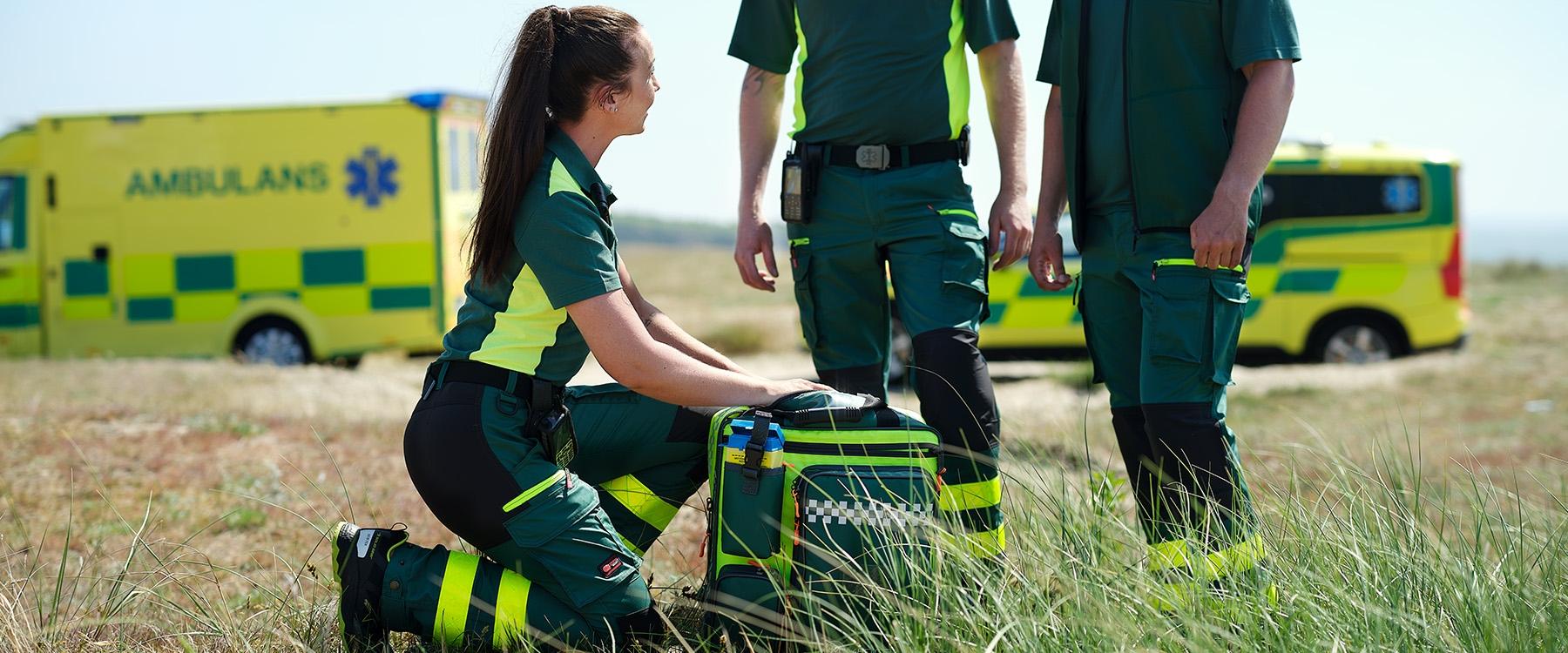 Räddningspersonal klädda i gröna ambulansbyxor