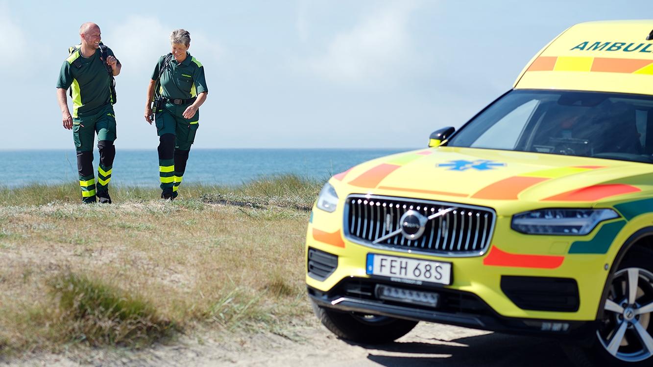 Ambulanspersonal vid ambulans på strand