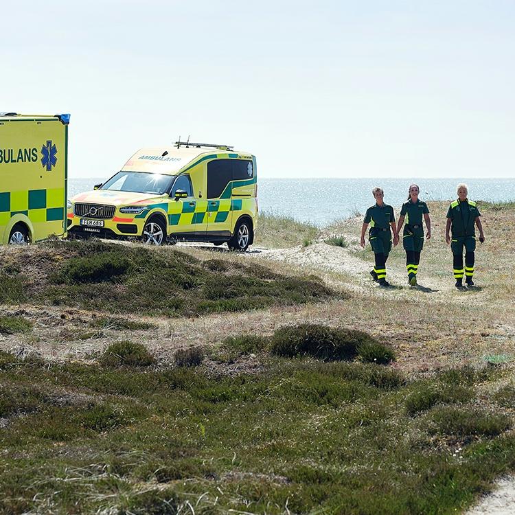 Ambulanser och personal vid havet