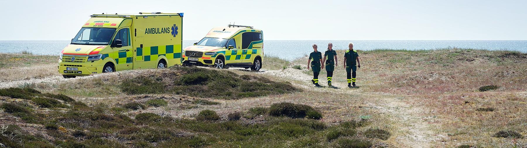 Ambulanser och personal vid havet