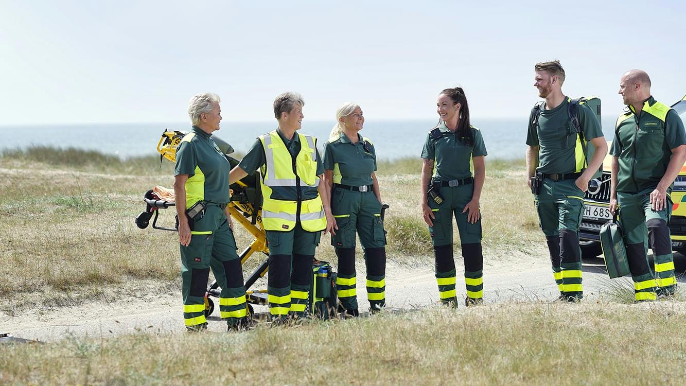 Ambulanspersonal i gröna arbetskläder