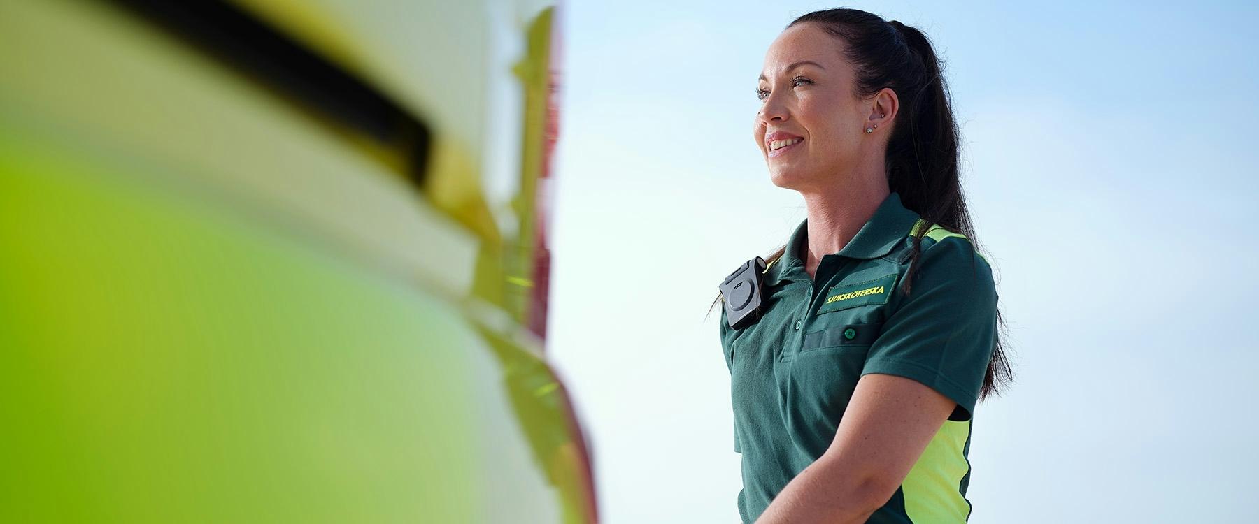 Ambulans-sjuksköterska i grön polotröja