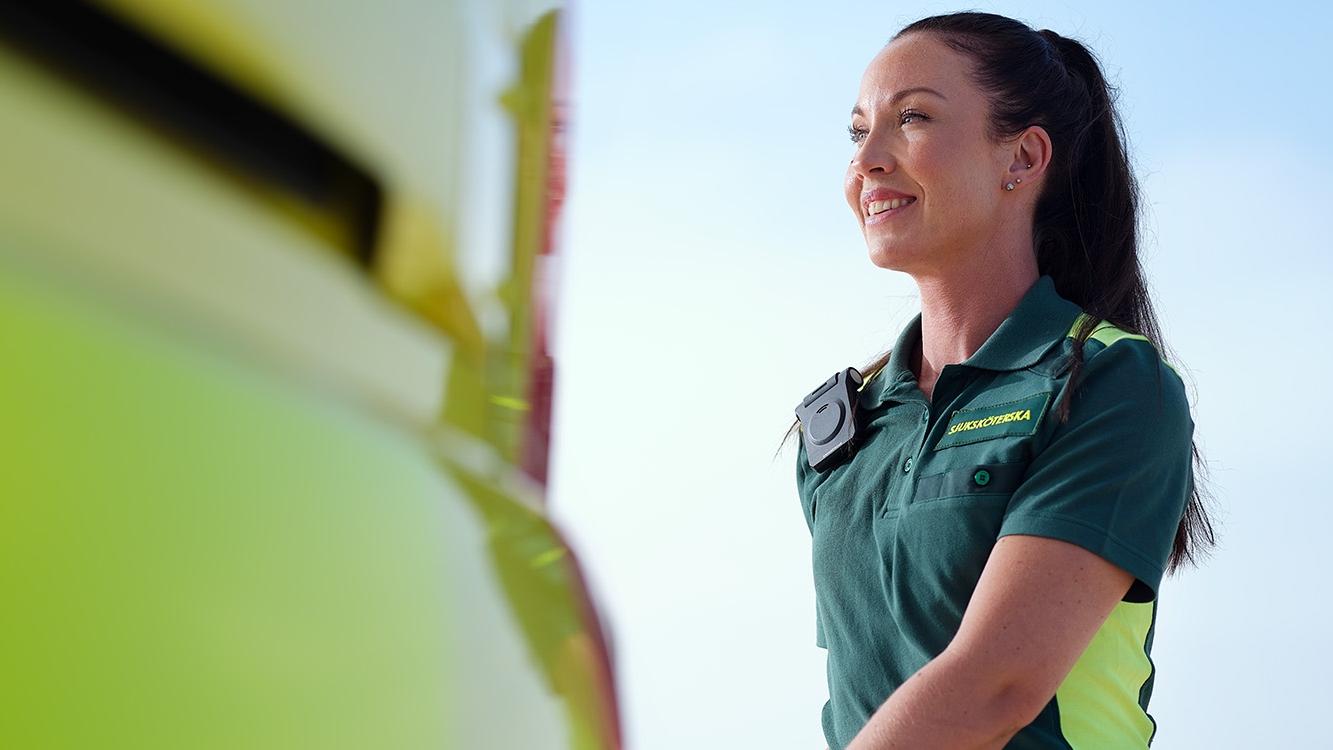 Ambulans-sjuksköterska i grön polotröja